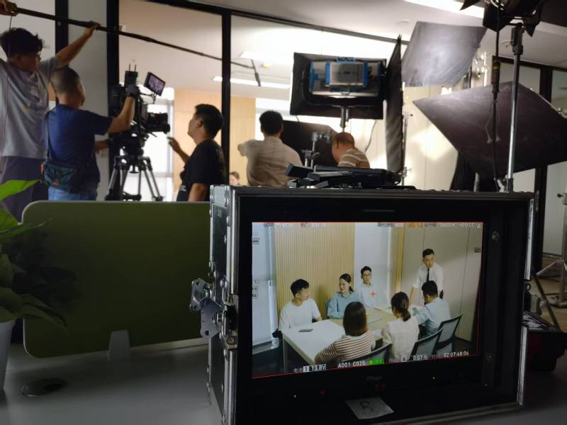 黄梅县TVC拍摄公司：科技产品视觉化大师，诠释未来感与功能美学